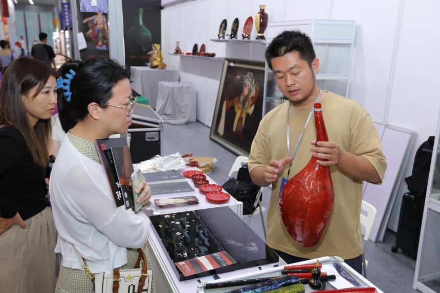 參展商正在介紹展品。主辦方供圖
