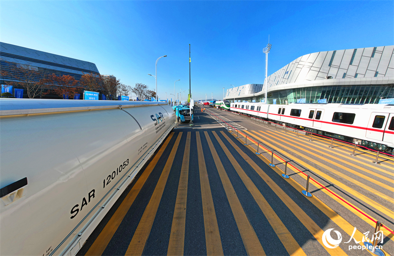 現(xiàn)場(chǎng)展出的列車(chē)。人民網(wǎng)記者 劉賓攝