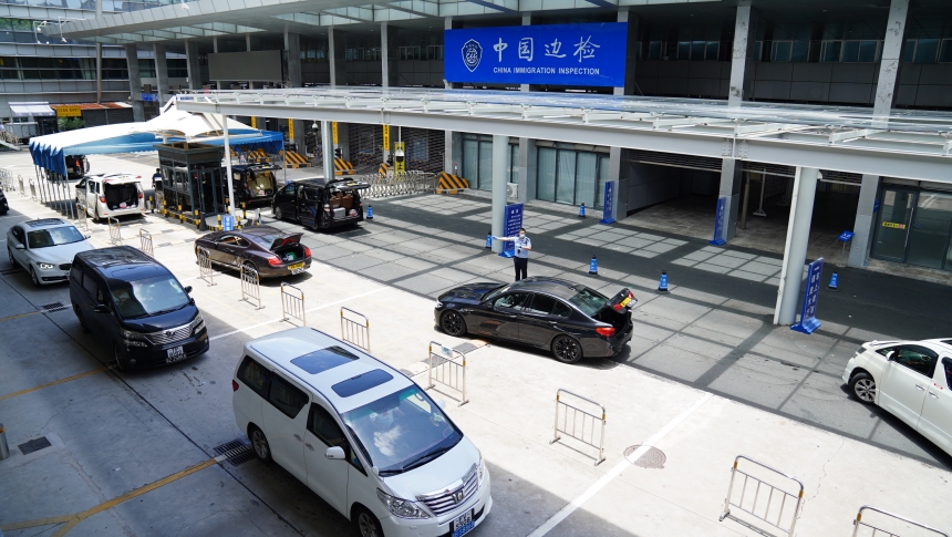 2023年，深圳灣邊檢站累計(jì)查驗(yàn)出入境客車206萬輛次。鄭增浩攝