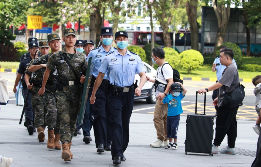 深圳灣邊檢站在口岸限定區(qū)域開展武裝巡查。 古佳盛攝