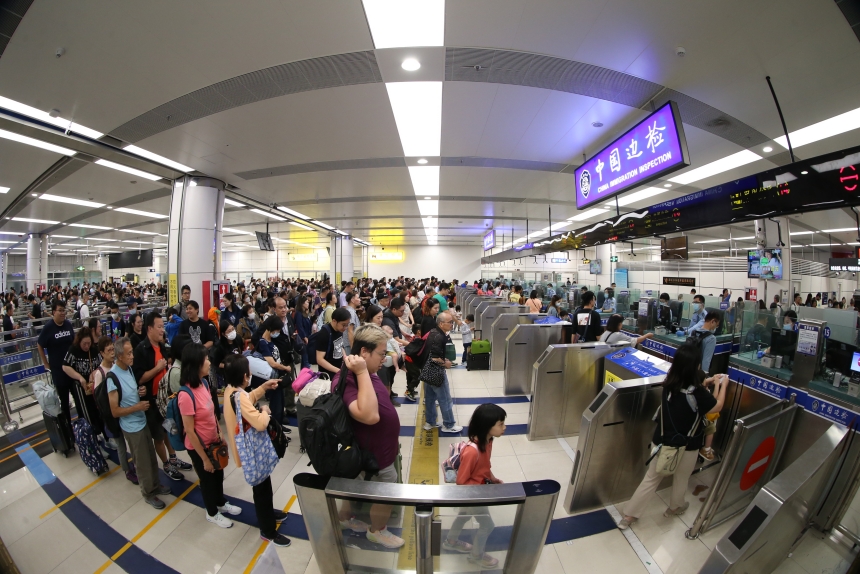 2023年10月23日，深圳灣口岸創(chuàng)深港復(fù)關(guān)以來單日客流最高記錄，達(dá)13.3萬人次。 鄭增浩攝 