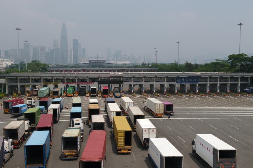 2023年，深圳灣邊檢站累計(jì)查驗(yàn)跨境貨柜車約143萬(wàn)輛次，日均達(dá)3900輛次。周展羽攝