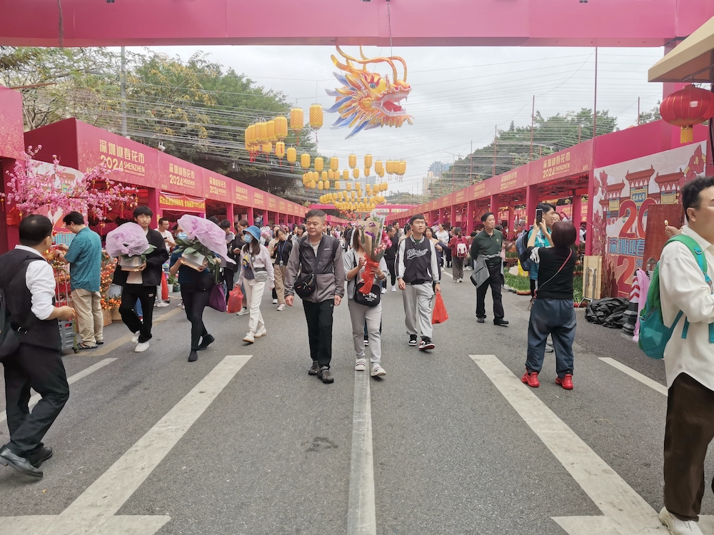 市民逛花市。曹歡慶攝