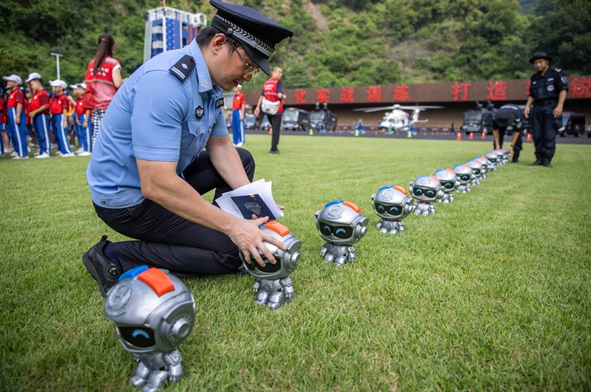 “深小警”首次亮相。深圳公安供圖
